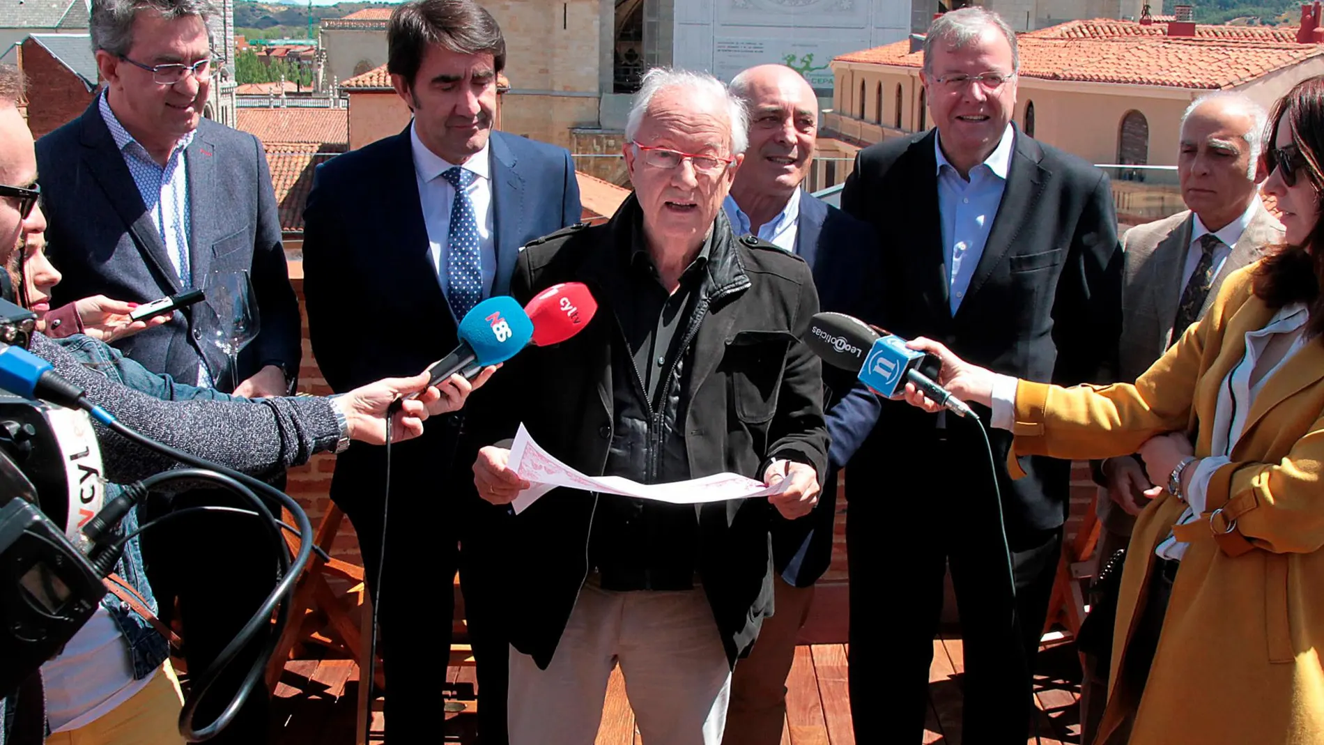 Martínez Majo, Suárez-Quiñones, Rafael Blanco y Silván escuchan a José Peñín durante la lectura de la calificación