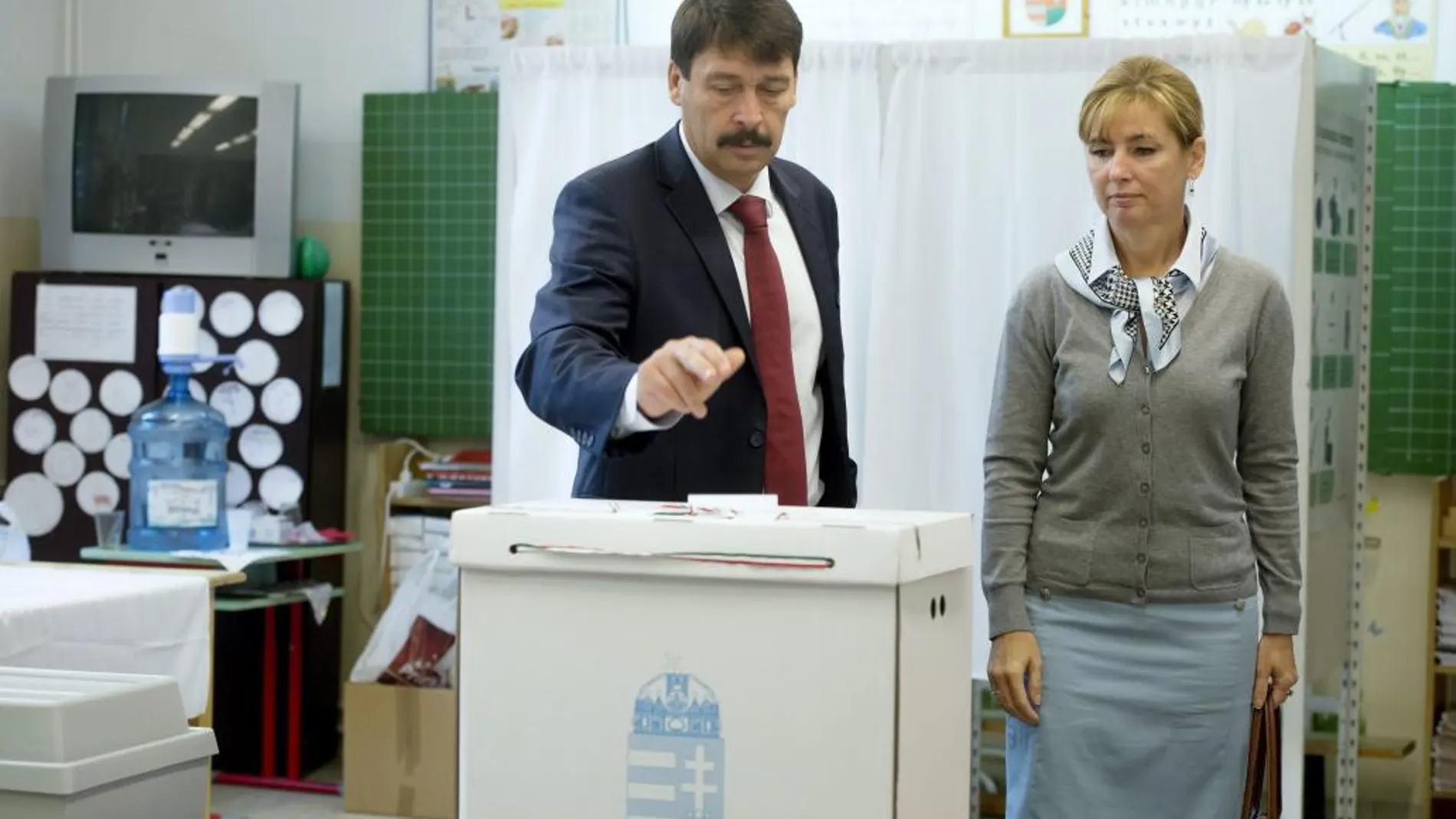 El presidente húngaro, Janos Ader, vota en el referéndum sobre los refugiados en Budapest.