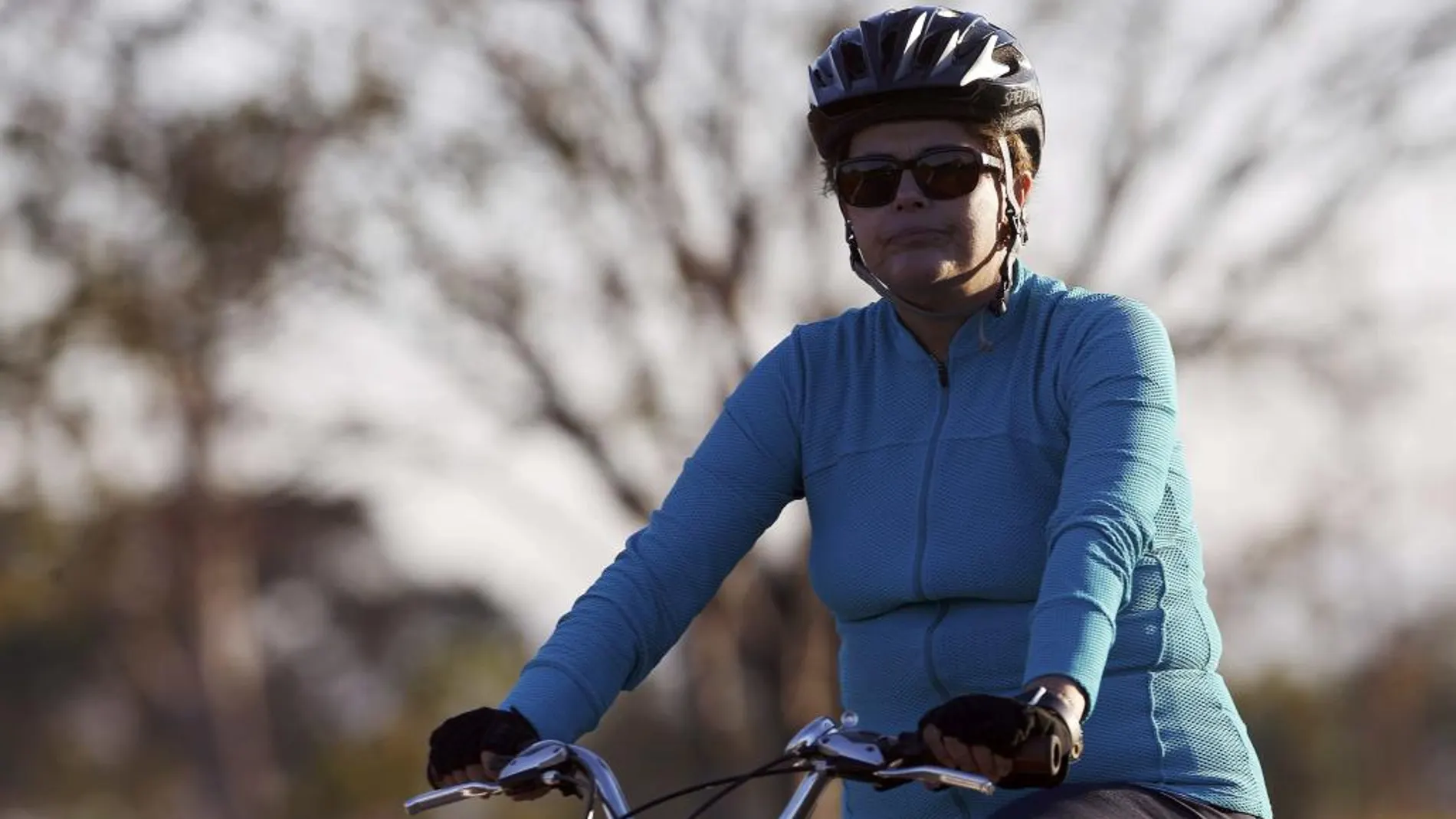 La presidenta Dilma Rousseff Dilma Rousseff recorre en bicicleta los alrededores del Palacio da Alvorada, ayer, en Brasilia