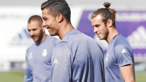 Cristiano Ronaldo, Gareth Bale y Karim Benzema, en el entrenamiento de ayer en Valdebebas