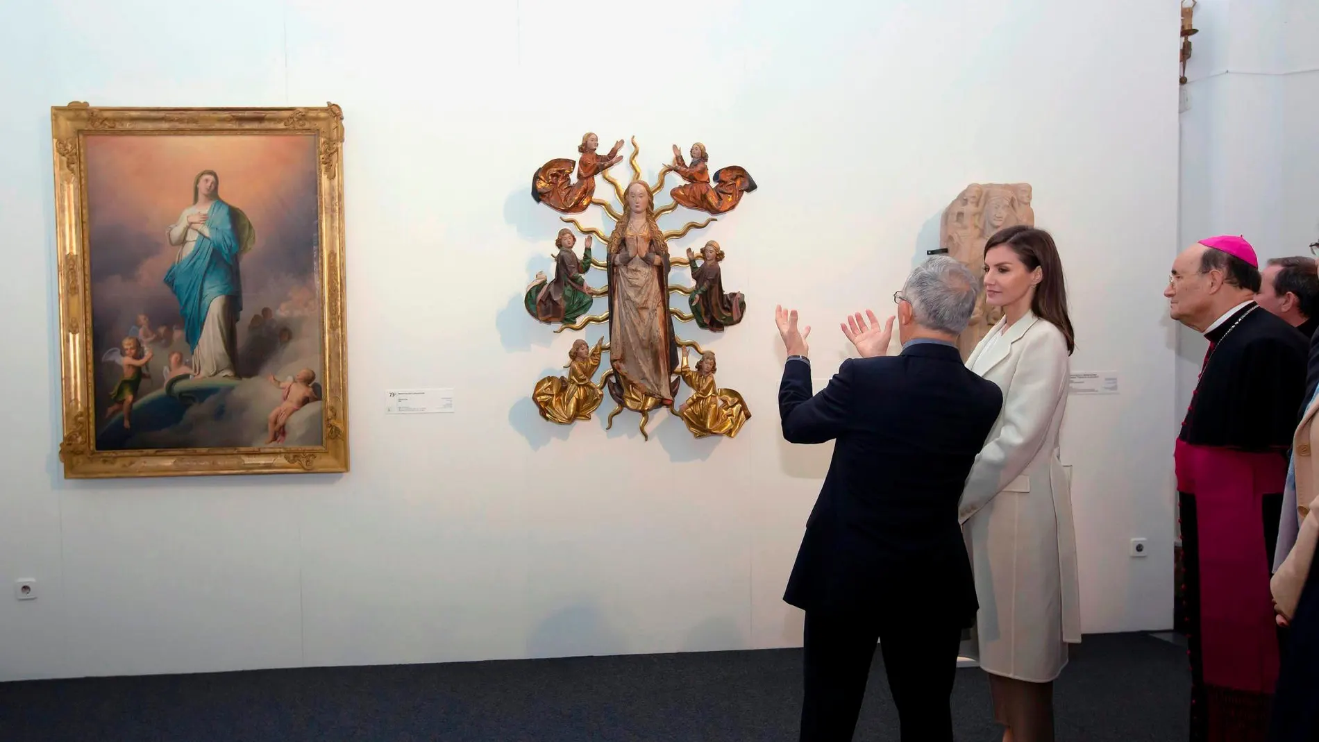 La Reina Letizia durante la inauguración de la exposición “Angeli”, en Lerma