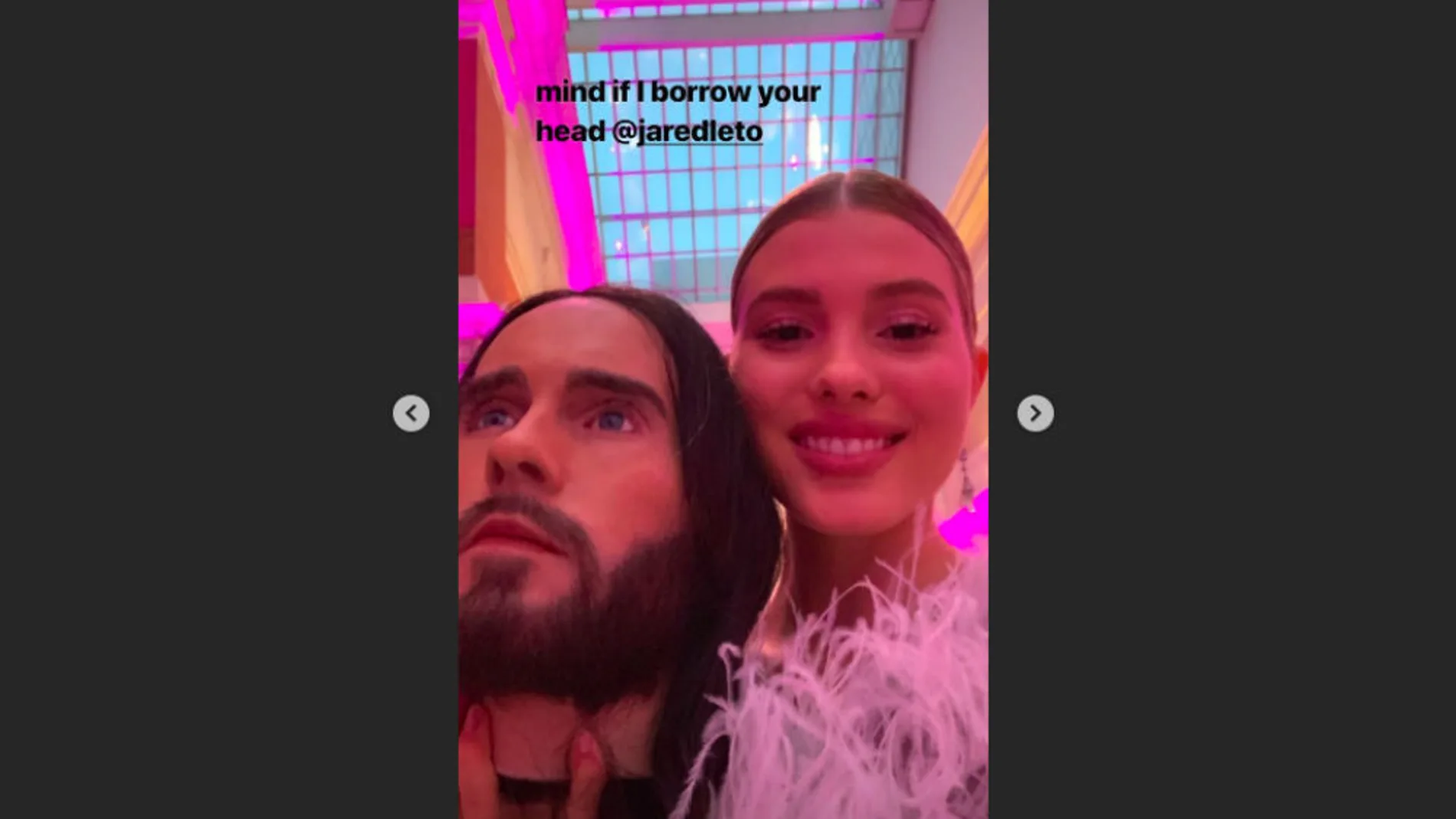 Cristina Iglesias posando con la cabeza falsa de Jared Leto en la gala del Met