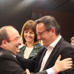 Diego Conesa (d) saluda al líder del PSC, Miguel Iceta (i), ayer en Barcelona