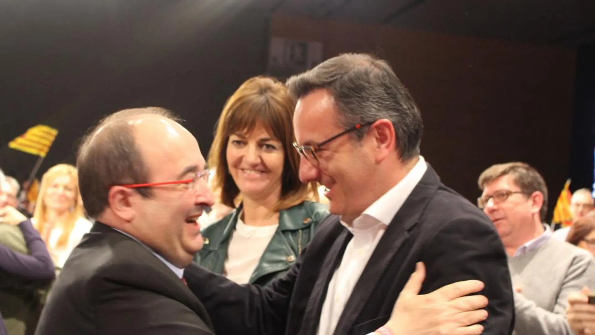 Diego Conesa (d) saluda al líder del PSC, Miguel Iceta (i), ayer en Barcelona