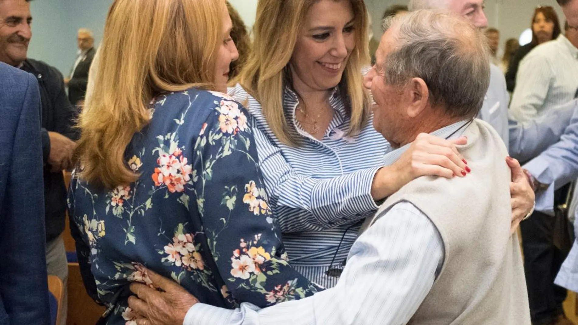 La presidenta de la Junta de Andalucía, Susana Díaz, con la Comunidad de Regantes de la Palos de la Frontera/Foto: Efe/Julián Pérez