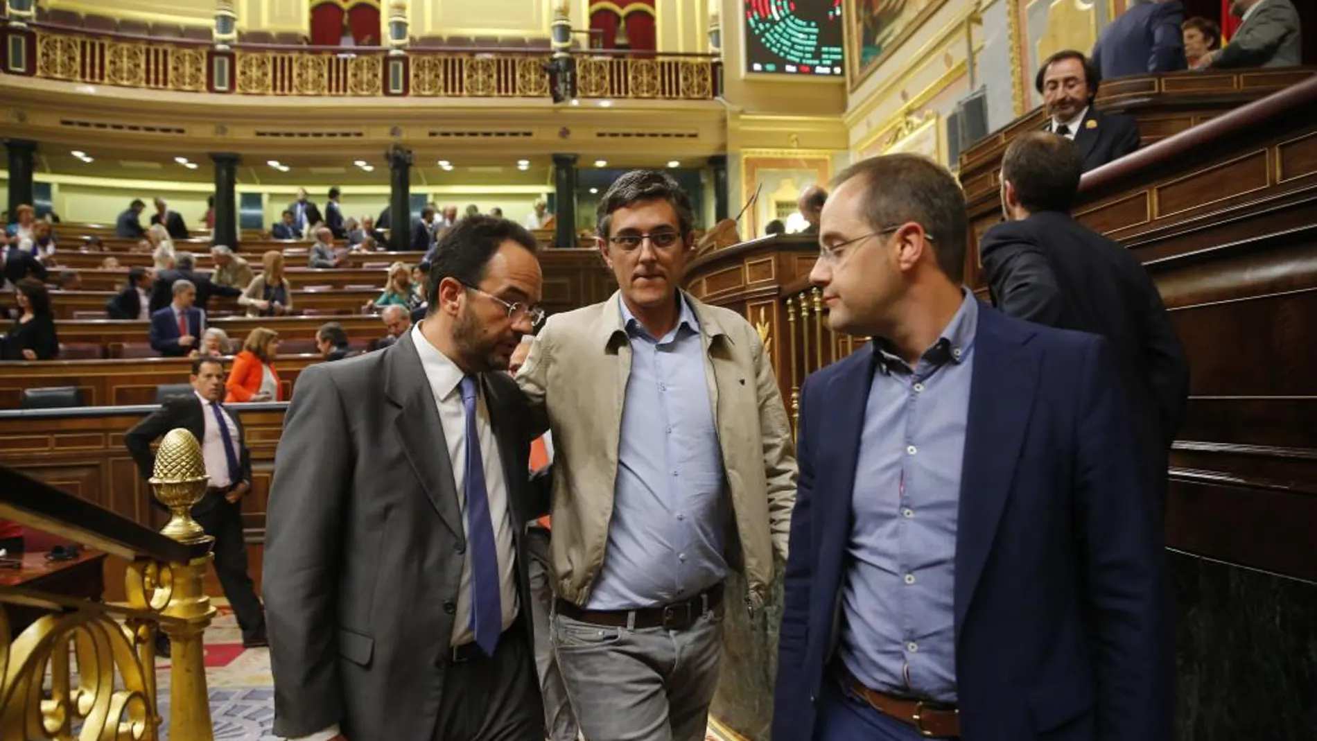 El portavoz del PSOE en el Congreso, Antonio Hernando, el diputado Eduardo Madina y la mano derecha de Pedro Sánchez, César Luena