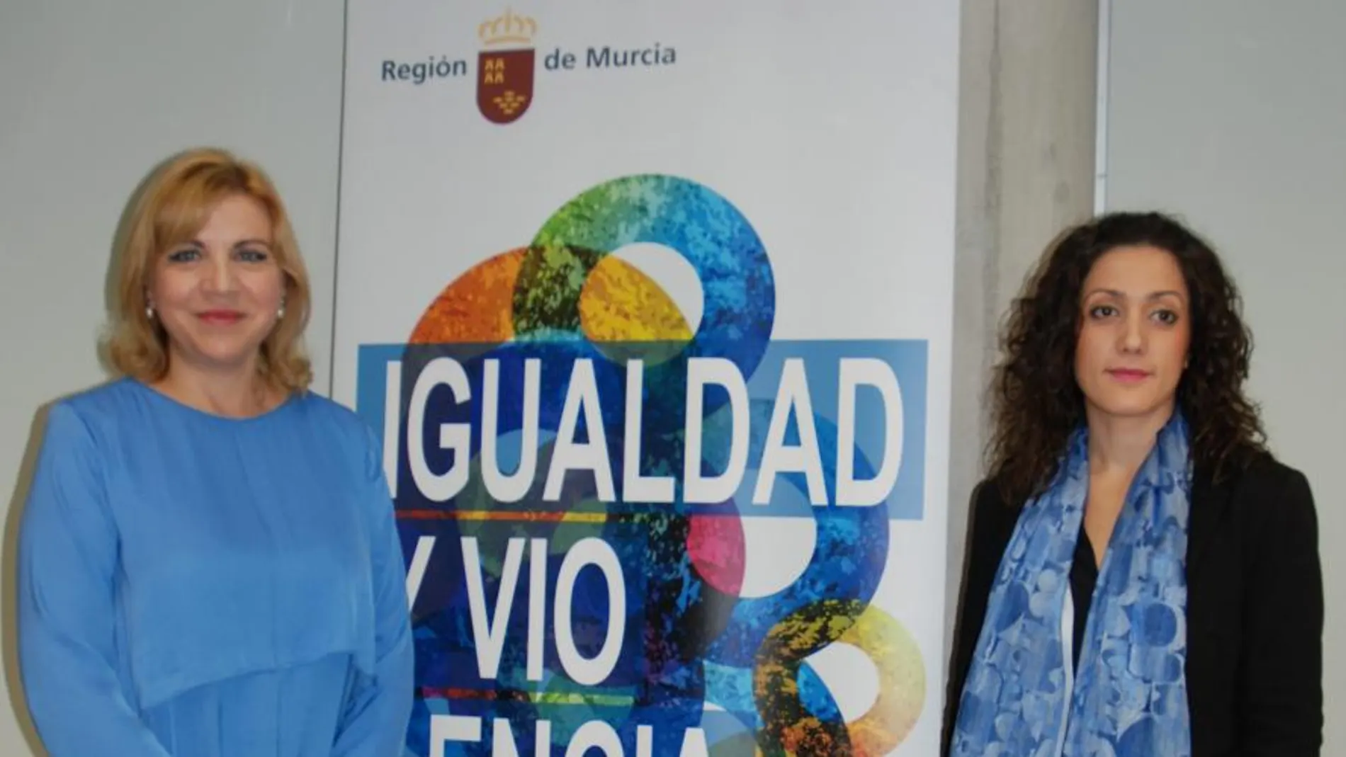 La consejera de Igualdad, Violante Tomás (i) junto a la directora general de Mujer, Alicia Barquero (d)