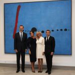 Emmanuel Macron y su mujer acompañaron a Felipe VI y Letizia en la visita a la exposición de Joan Miró en París. Foto: Philippe Wojazer (AP)