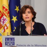 La vicepresidenta del Gobierno, Soraya Sáenz de Santamaría, durante la rueda de prensa hoy en el Palacio de la Moncla
