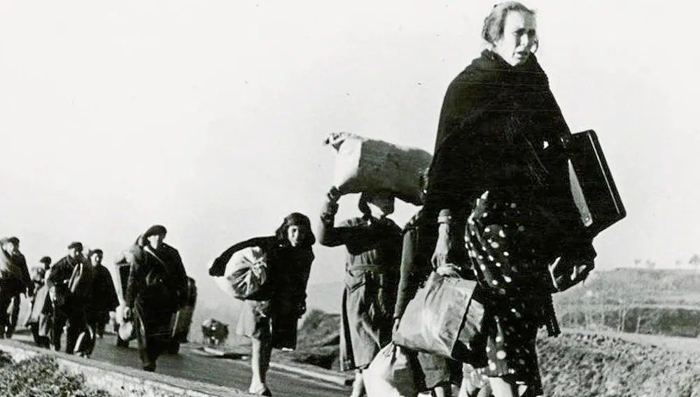 Un grupo de mujeres y de hombres buscan refugio durante la Guerra Civil / Efe