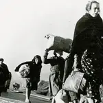 Un grupo de mujeres y de hombres buscan refugio durante la Guerra Civil / Efe