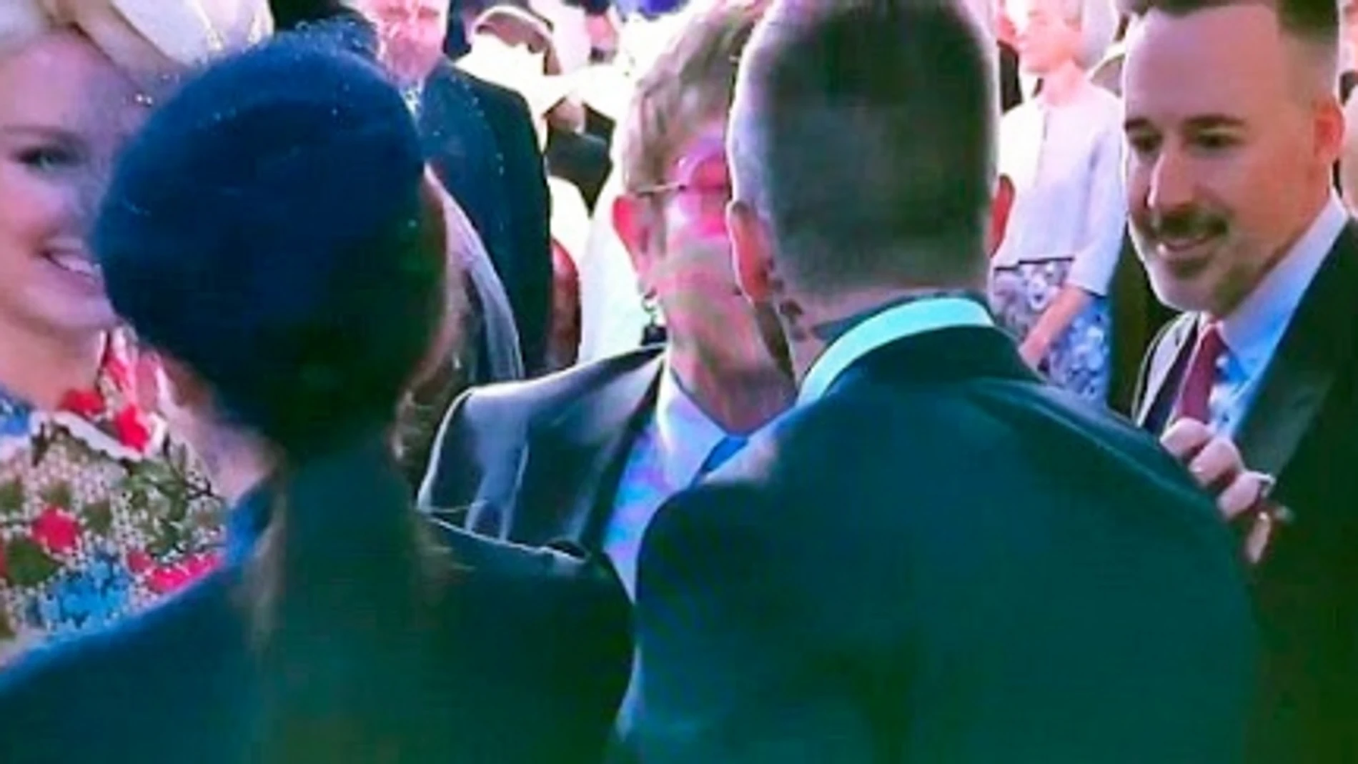 El cantante saludó al deportista con un espontáneo beso en los labios / TWITTER @PAPABEATS