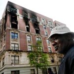 Un residente del apartamento quemado en el incendio registrado en el barrio neoyorquino de Harlem / Ap