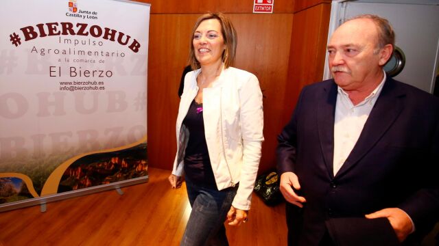 La consejera de Agricultura y Ganadería, Milagros Marcos, junto al alcalde de Bembibre (León), José Manuel Pero, durante la jornada dedicada a las emprendedoras