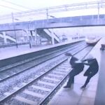 Momento el que el hombre pensaba quitarse la vida en la estación de tren de Newcastle