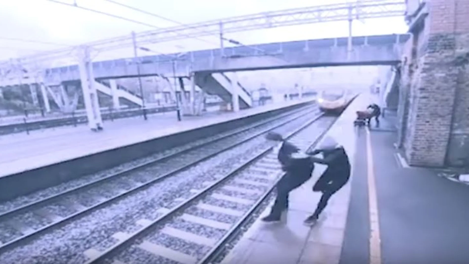 Momento el que el hombre pensaba quitarse la vida en la estación de tren de Newcastle