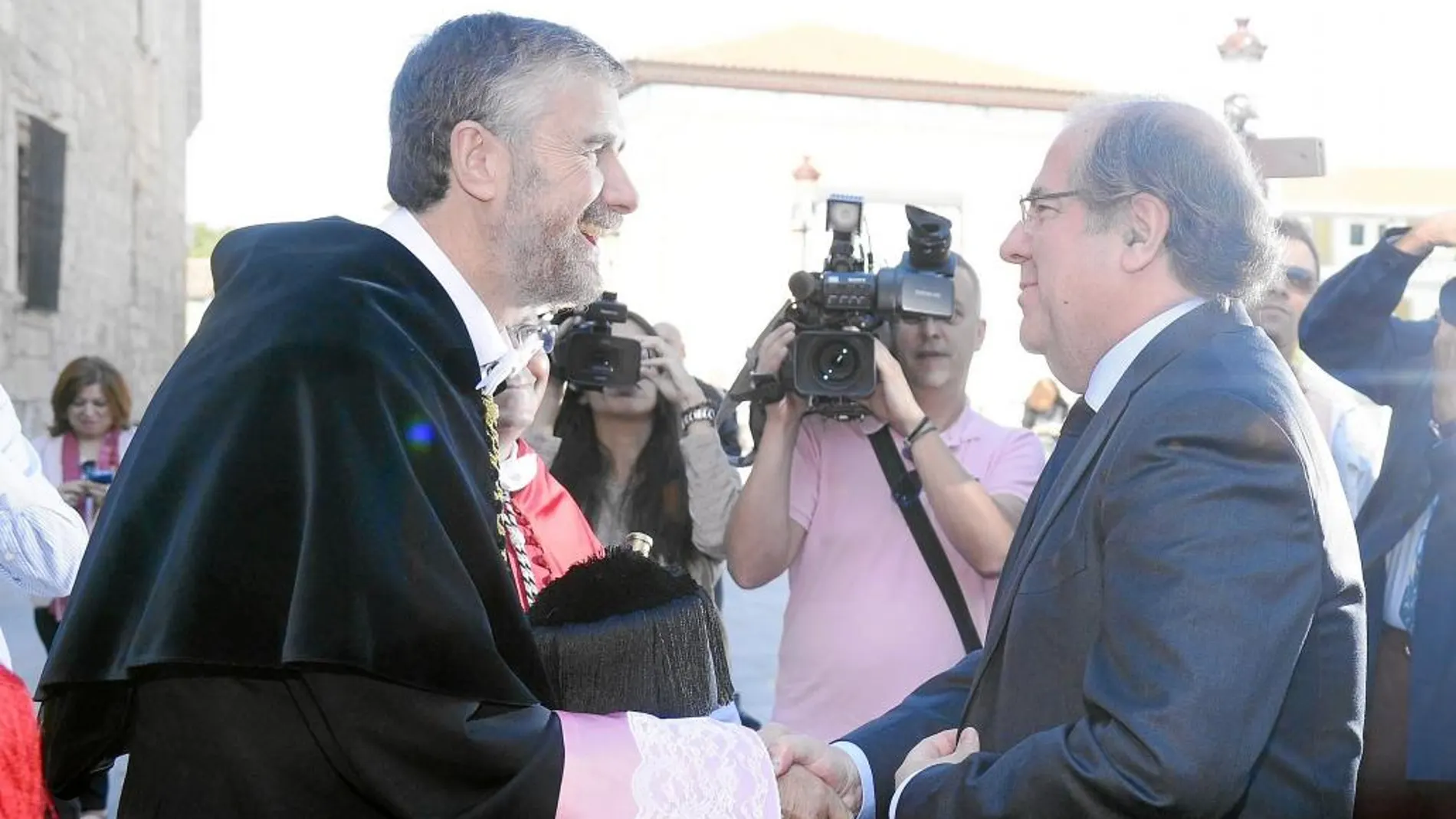 El presidente,Juan Vicente Herrera, saluda al rector de la UBU, Manuel Pérez Mateos, en el arranque del curso académico universitario al que acudió también el consejero Fernando Rey