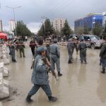 Personal de seguridad afgano llega al lugar del atentado, en Kabul