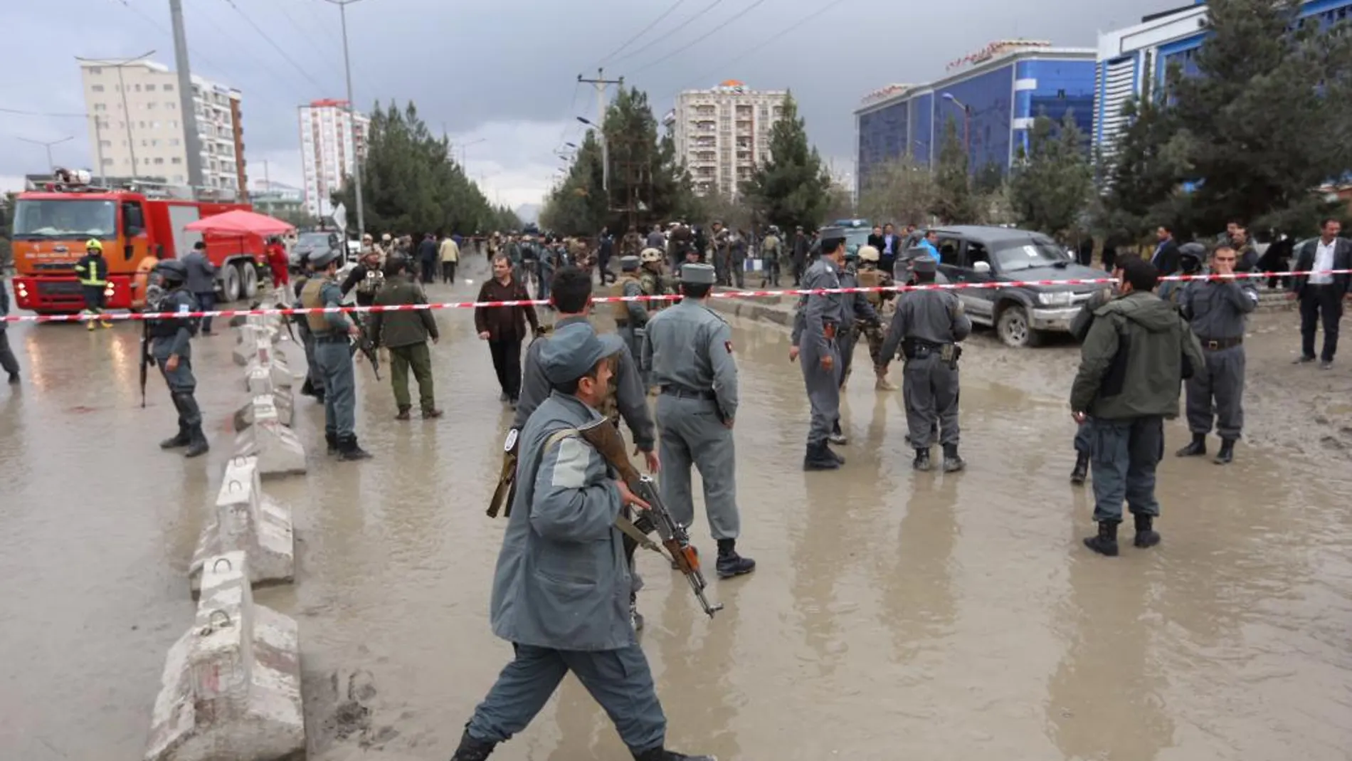 Personal de seguridad afgano llega al lugar del atentado, en Kabul