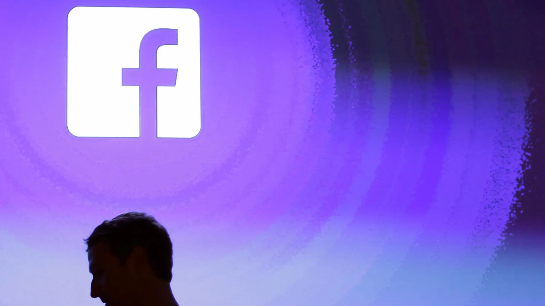La silueta de Mark Zuckerberg bajo el logo de Facebook, en una imagen de archivo / AP