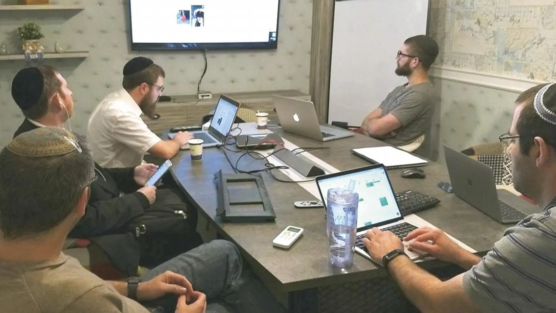 Trabajadores de la «start-up» Screenshop en el centro tecnológico para ultraortodoxos BizMax, en Jerusalén