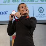 La atleta olímpica Lydia Valentín con la medalla de los Juegos Olímpicos de Pekín