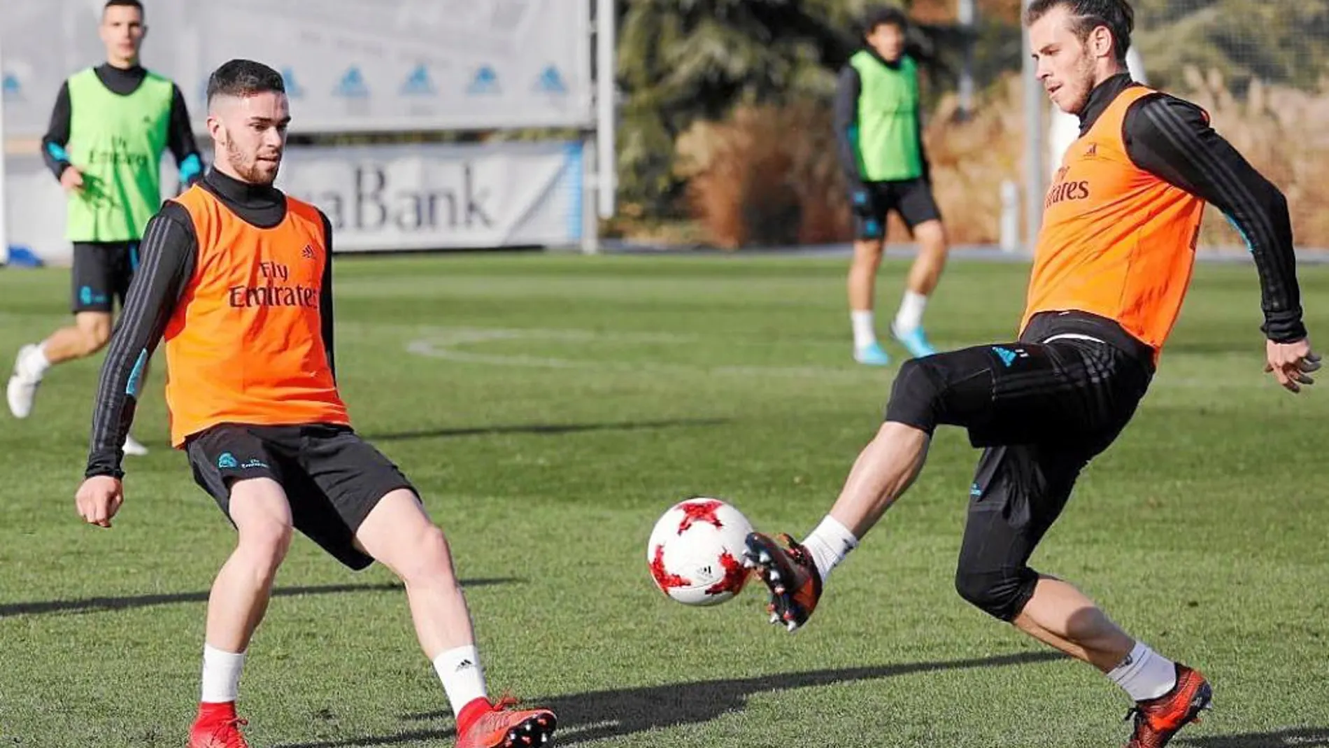 Bale, durante el último entrenamiento, disputa el balón con el canterano Manu Hernando, listo para jugar contra el Fuenlabrada