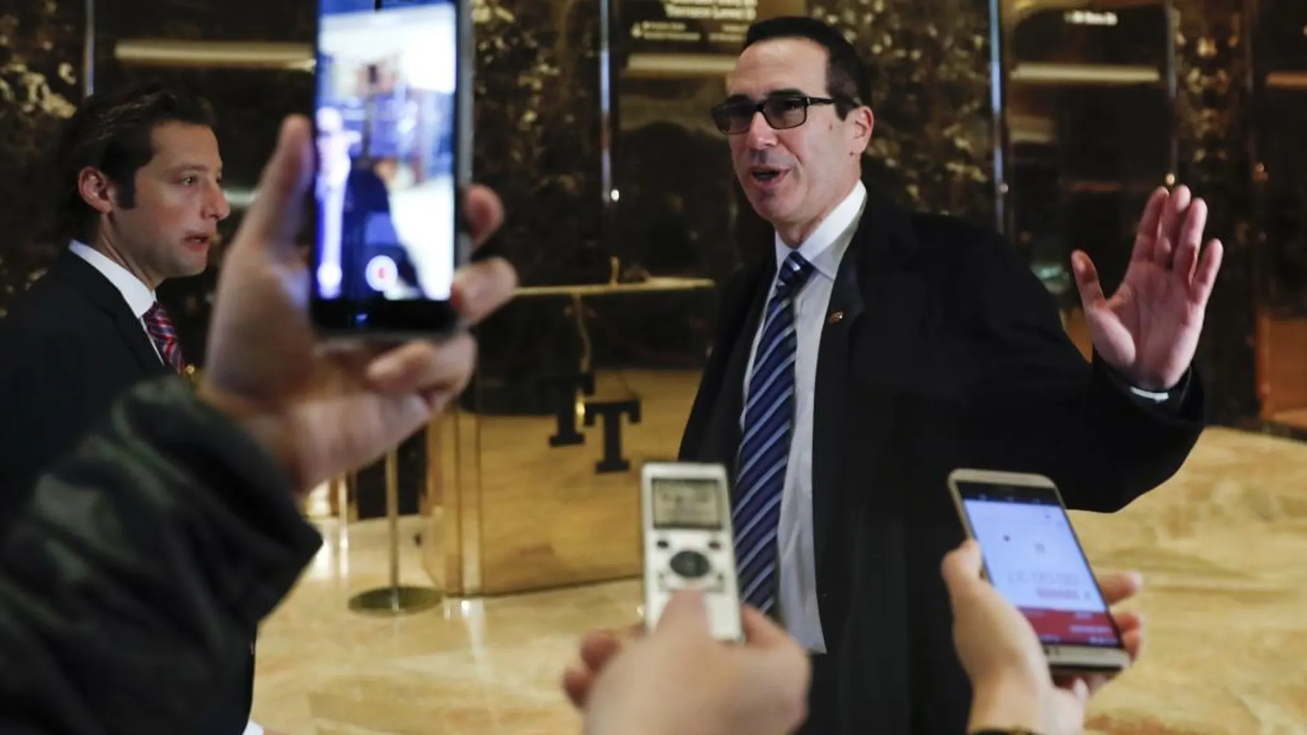 Steve Mnuchin, integrante del equipo de transición de Donald Trump a su llegada a la reunión en la Torre Trump, de Nueva York