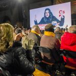 La fría noche no impidió que los simpatizantes de Ciudadanos acudieran al acto de Arrimadas