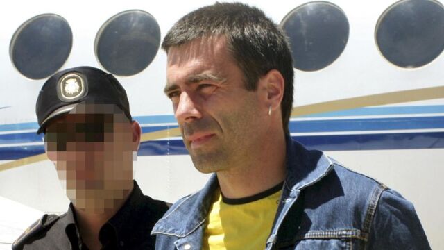 Juan Fernández de Iradi, alias "Susper", escoltado por agentes de la Policía Nacional a su llegada a Madrid en 2010