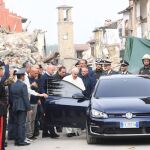 El papa Francisco visita la «zona cero» del terremoto en Amatrice, Italia.