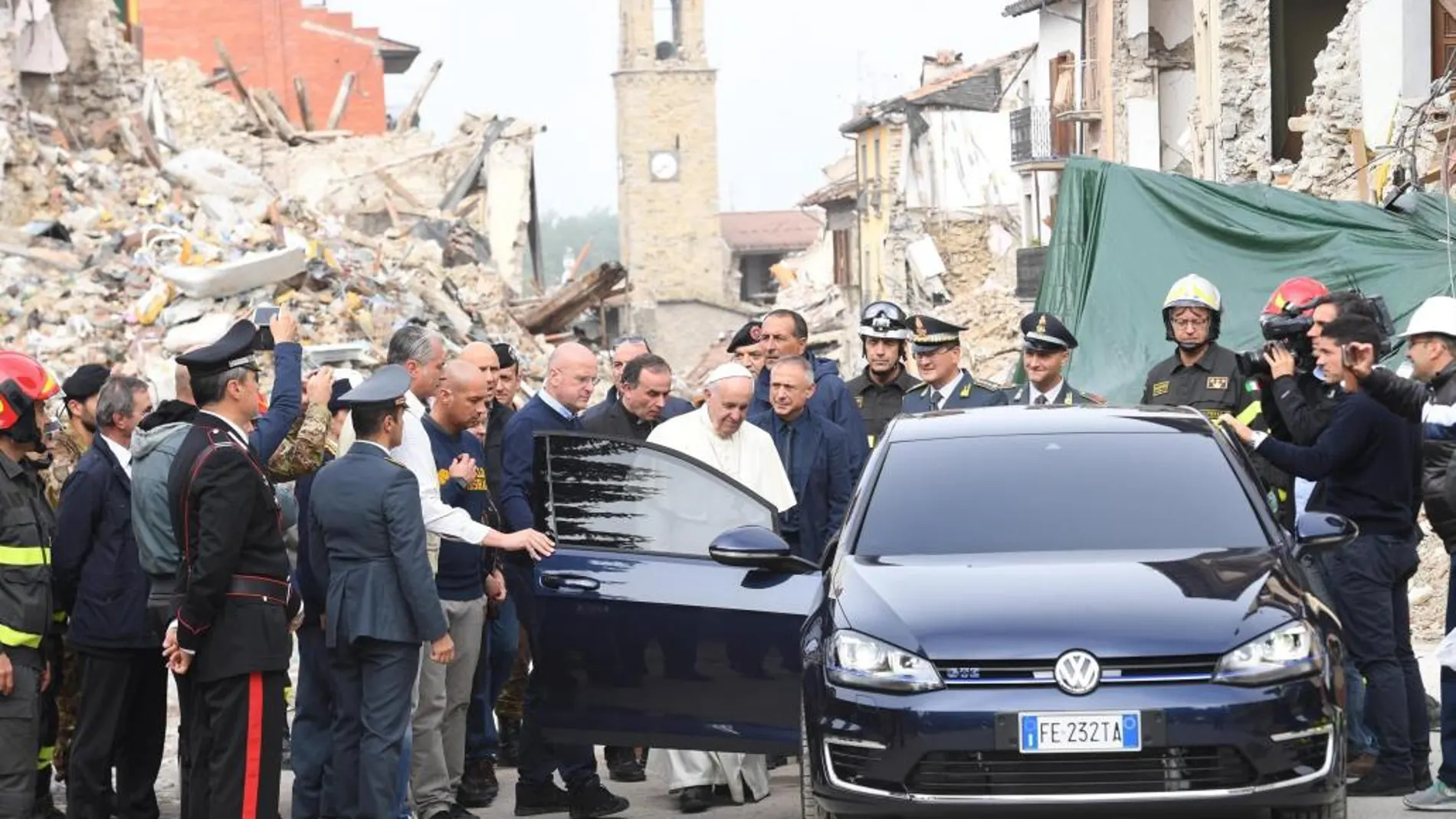 El papa Francisco visita la «zona cero» del terremoto en Amatrice, Italia.