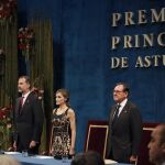 Los Reyes Felipe y Letizia, junto al presidente asturiano, Javier Fernández (i), y el presidente de la Fundación Princesa de Asturias, Matías Rodríguez Inciarte