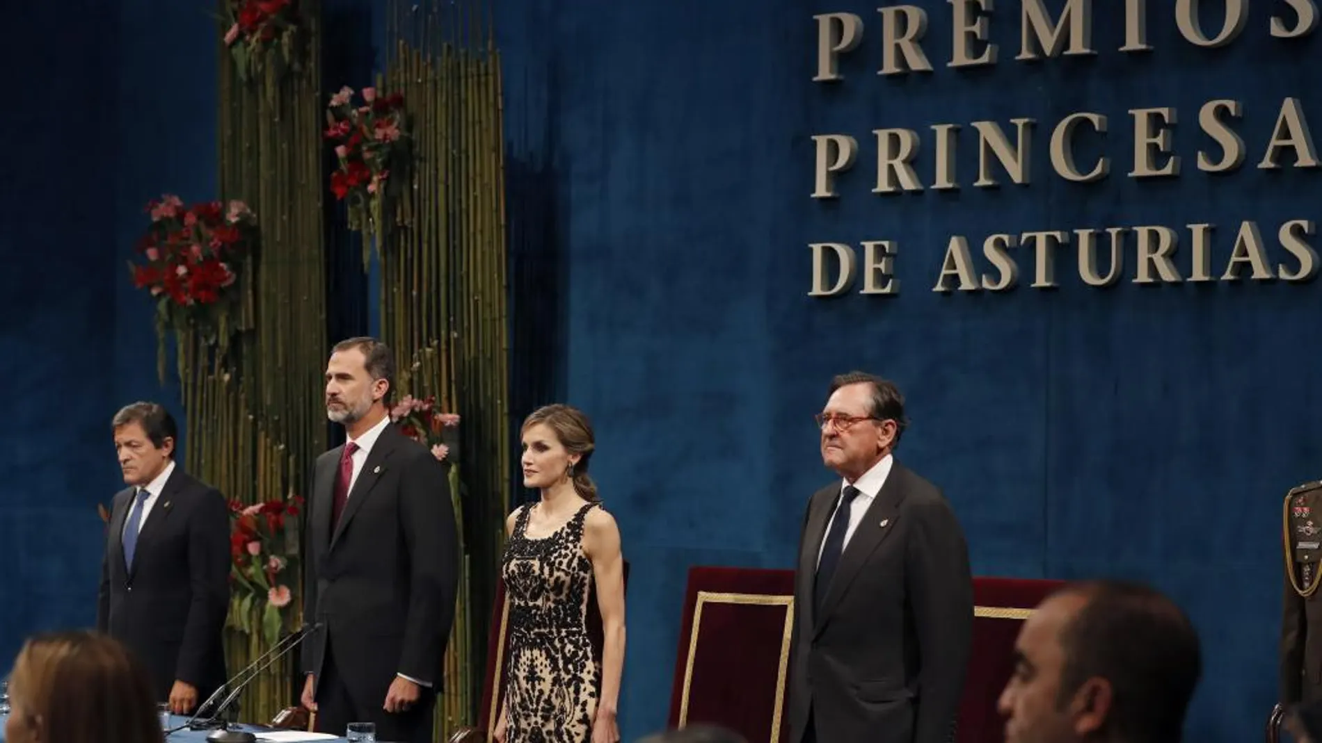 Los Reyes Felipe y Letizia, junto al presidente asturiano, Javier Fernández (i), y el presidente de la Fundación Princesa de Asturias, Matías Rodríguez Inciarte
