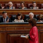 La ministra de Hacienda, María Jesús Montero, es aplaudida por el presidente del Gobierno, Pedro Sánchez y resto de ministros en el Congreso.
