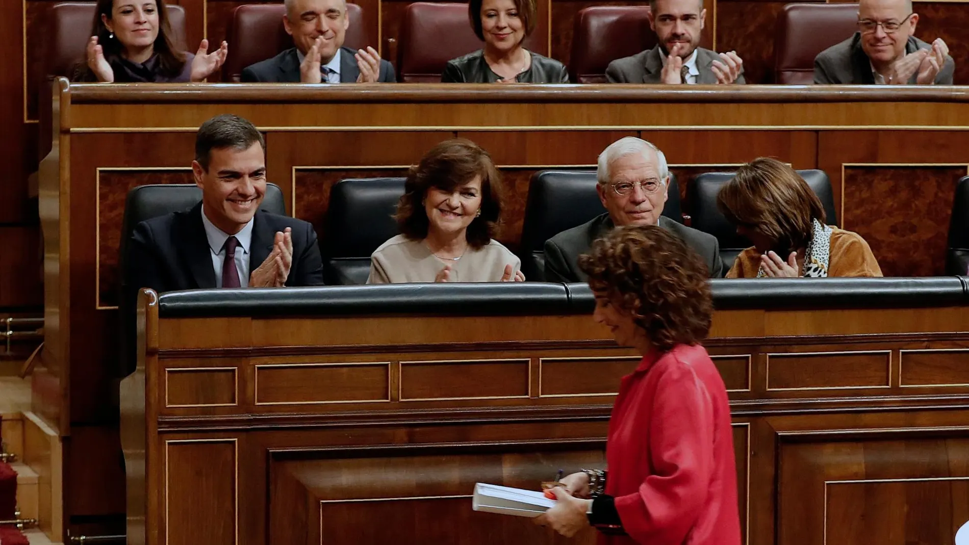 La ministra de Hacienda, María Jesús Montero, es aplaudida por el presidente del Gobierno, Pedro Sánchez y resto de ministros en el Congreso.