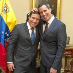 Ambos hermanos posan bromeando en el despacho presidencial de la Asamblea Nacional venezolana