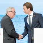 Jean-Claude Juncker saluda al canciller austriaco, ayer, en Viena, al término de la rueda de prensa