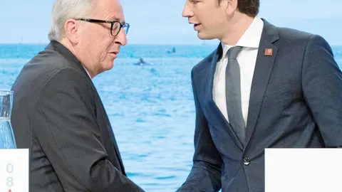 Jean-Claude Juncker saluda al canciller austriaco, ayer, en Viena, al término de la rueda de prensa