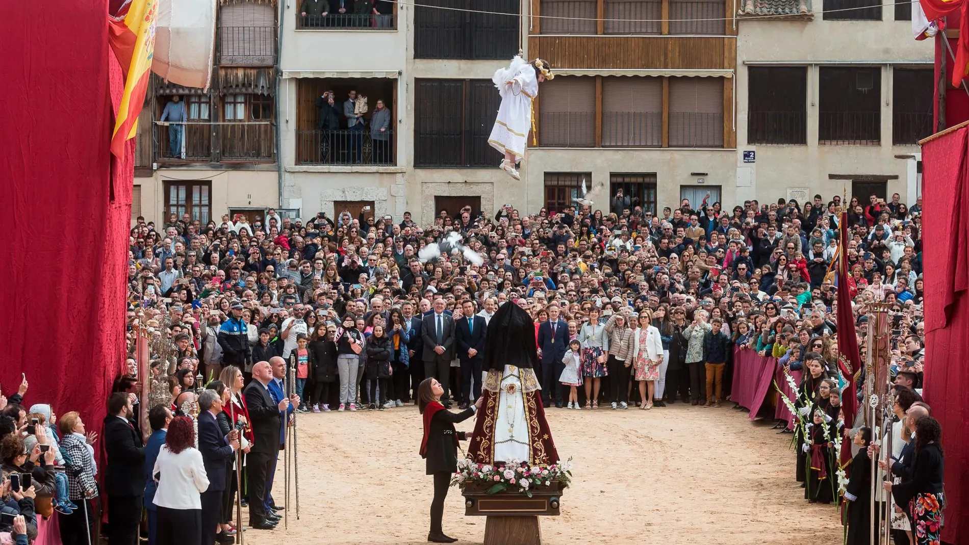 Ceremonia de 'La Bajada del Ángel' en la localidad de Peñafiel (Valladolid).