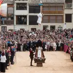 Ceremonia de 'La Bajada del Ángel' en la localidad de Peñafiel (Valladolid).