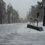 Las fuertes nevadas llevó a que mucha gente subieran a la cumbre a pesar de que las carreteras estaban cortadas