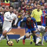 Messi y Modric pelean por un balón ante la mirada de Clos Gómez
