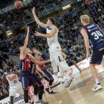El base esloveno del Real Madrid Luka Doncic tira a canasta durante el partido entre el Baskonia y el Real Madrid correspondiente a la 15 jornada de la Liga Endesa