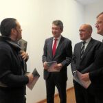 Juan Martínez Majo, Jesús Julio Carnero y Antonio Silván dialogan con un artista vallisoletano