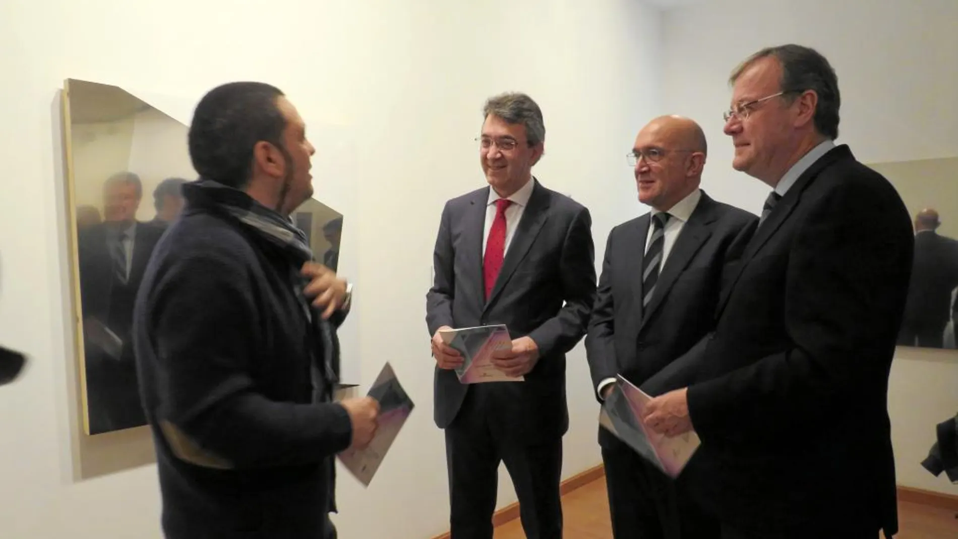 Juan Martínez Majo, Jesús Julio Carnero y Antonio Silván dialogan con un artista vallisoletano