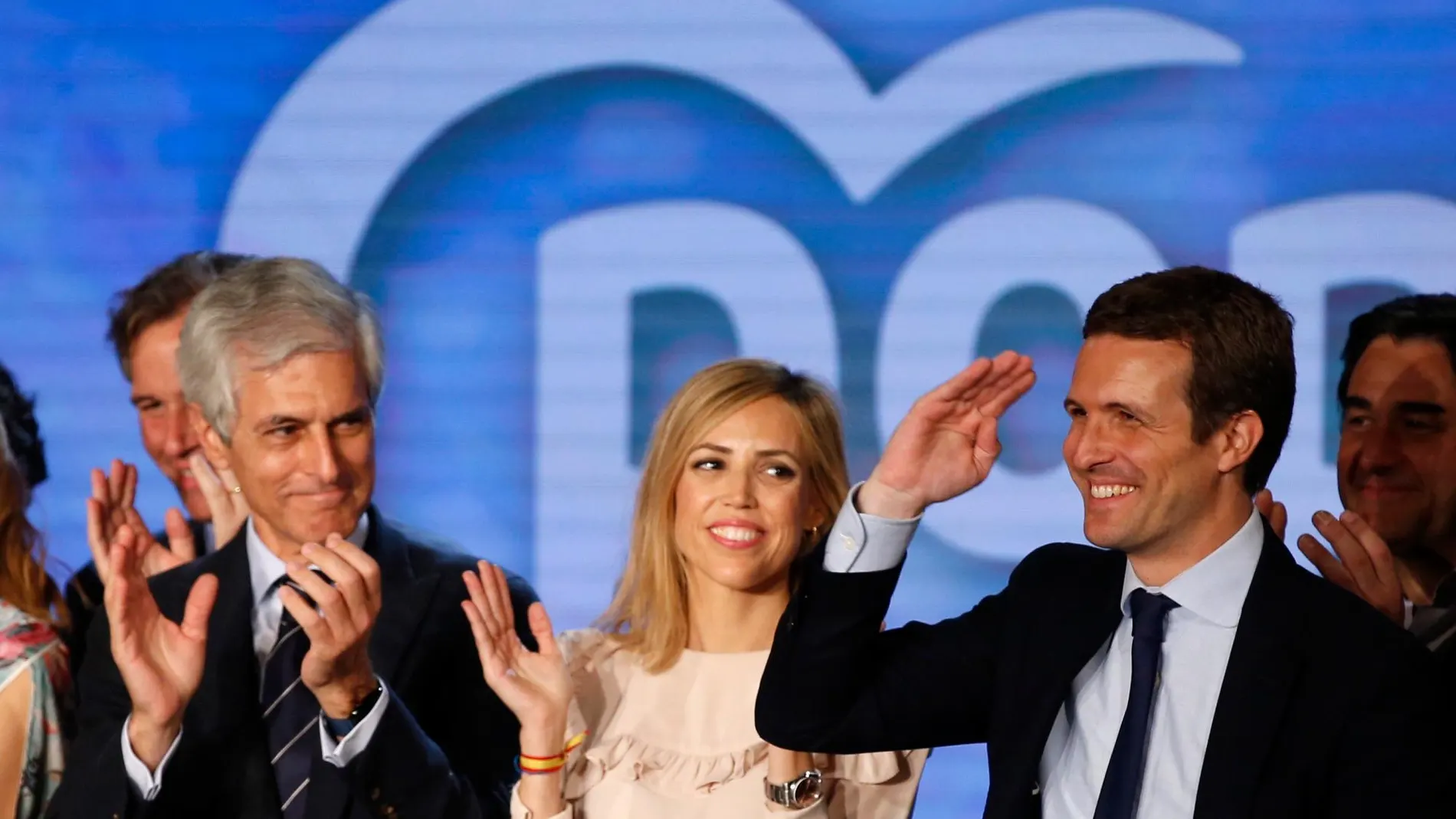Pablo Casado (d), acompañado por su esposa (c), y Adolfo Suárez Illana (i), entre otros, en el acto de inicio de campaña electoral. EFE/Javier Lizón.