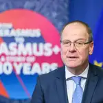 El comisario europeo de Educación, Tibor Navracsics, analiza el desarrollo del programa Erasmus en una rueda de prensa en la sede de la Comisión Europea en Bruselas