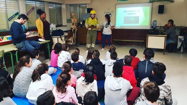 Proyecto de voluntariado medio ambiental que la Usal lleva a cabo en los colegios de la provincia para concienciar sobre el respeto a la naturaleza