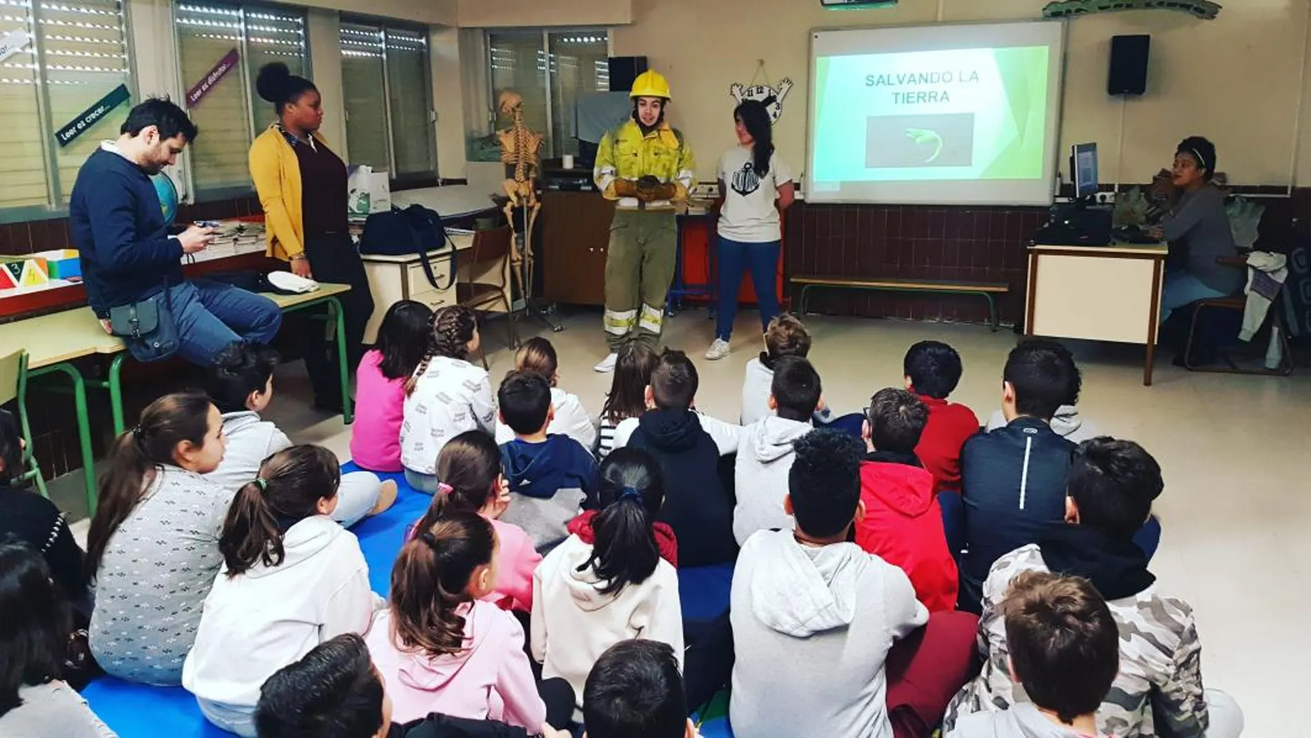 Proyecto de voluntariado medio ambiental que la Usal lleva a cabo en los colegios de la provincia para concienciar sobre el respeto a la naturaleza